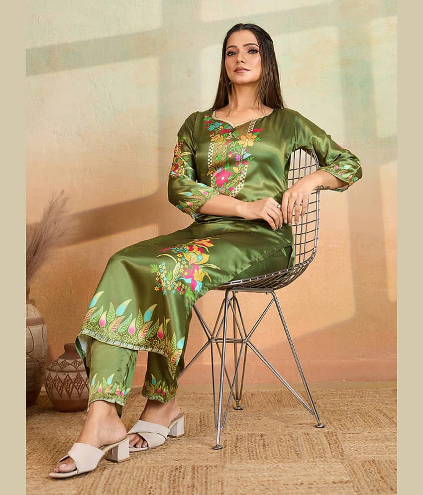 Women Basket Women Rayon Printed Straight Kurti With Pants ( Green )