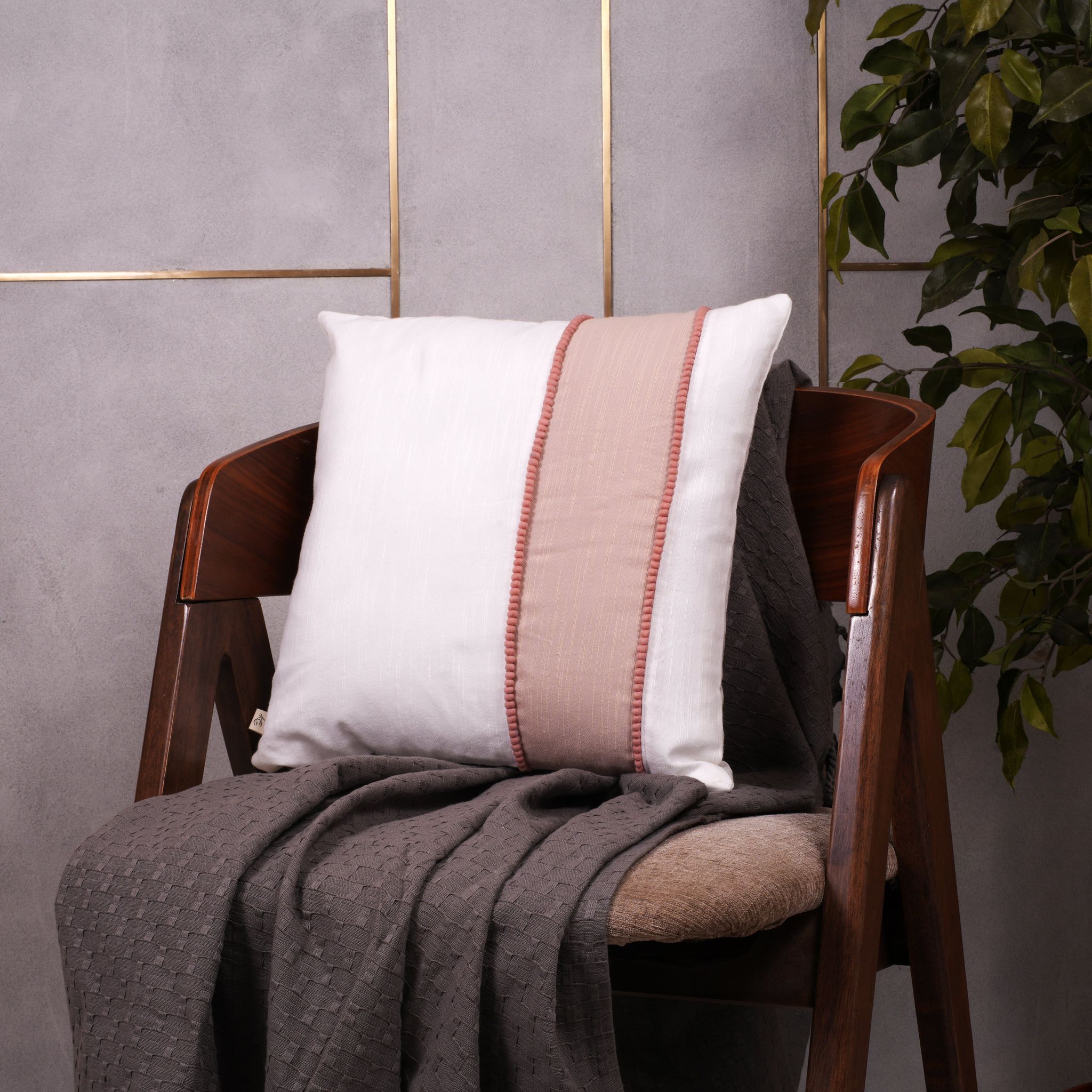Rose dust colour-block cushion - Filled