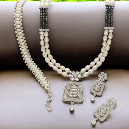 Ivory Realm Pearl Necklace Set With Bracelet