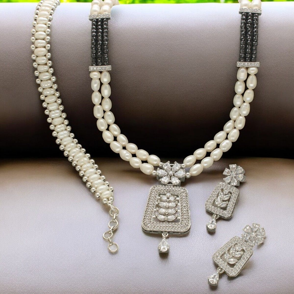 Ivory Realm Pearl Necklace Set With Bracelet