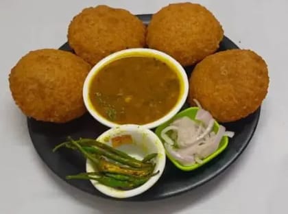 4 Bedmi Poori With Sabji