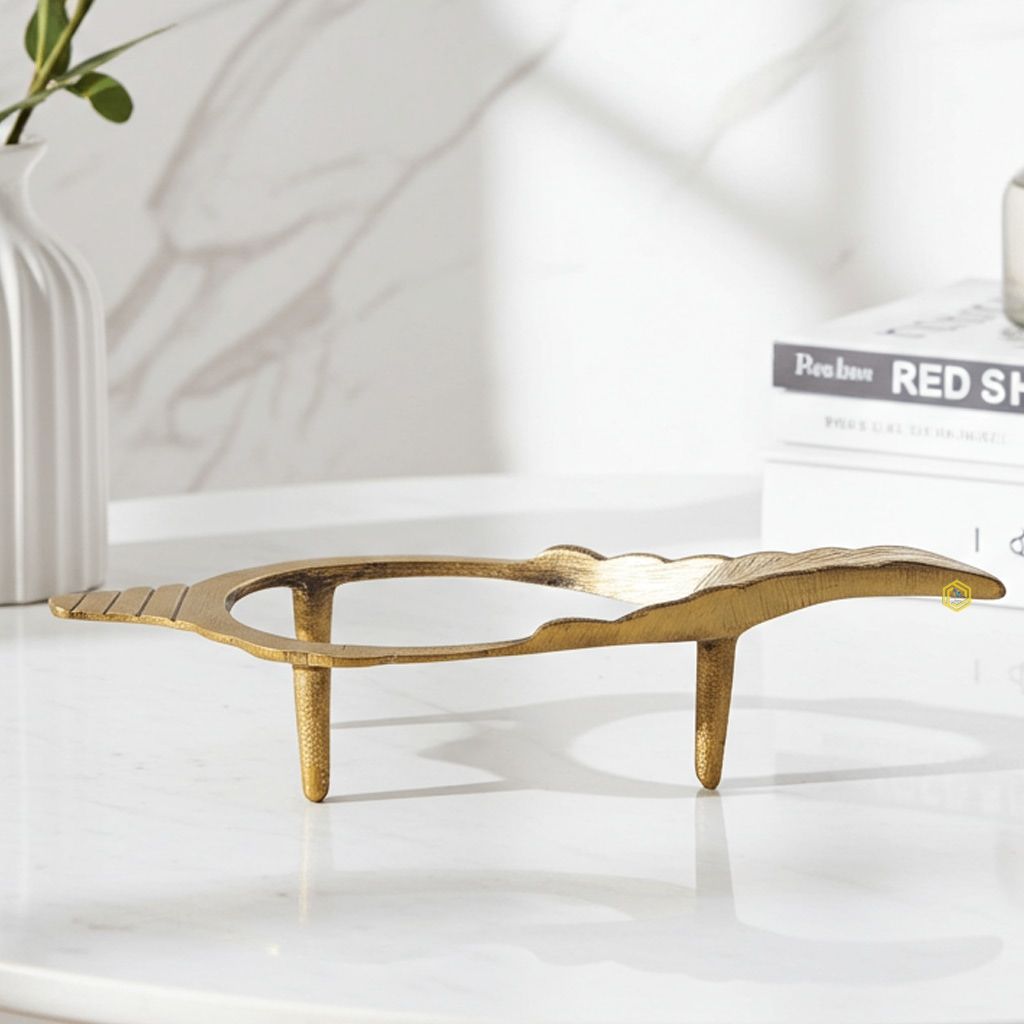 Brass Konch, Shankh Stand, Length : 5.5 Inch (ZMAS555 G)