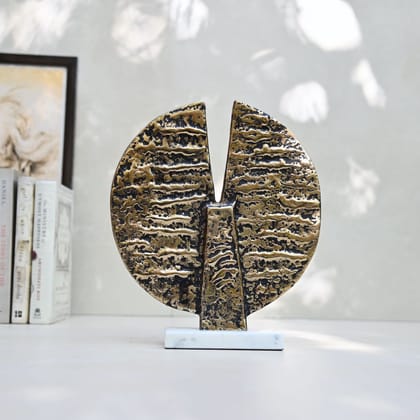 Round Table Décor on Marble Stand