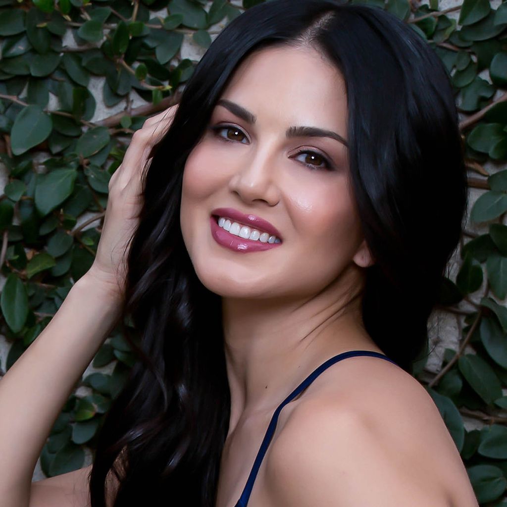 Star Struck by Sunny Leone Luxe Matte Lipstick - Sugar Plum, 4.2g