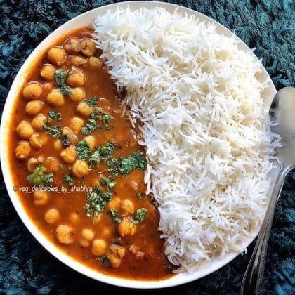 Jowar/bajra/multi Millet/atta Roti/ Rice + Chole