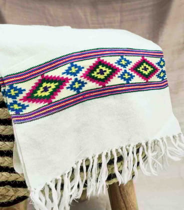 Himkara White Kullu Muffler – Himachali Handwoven Wool Muffler for Women